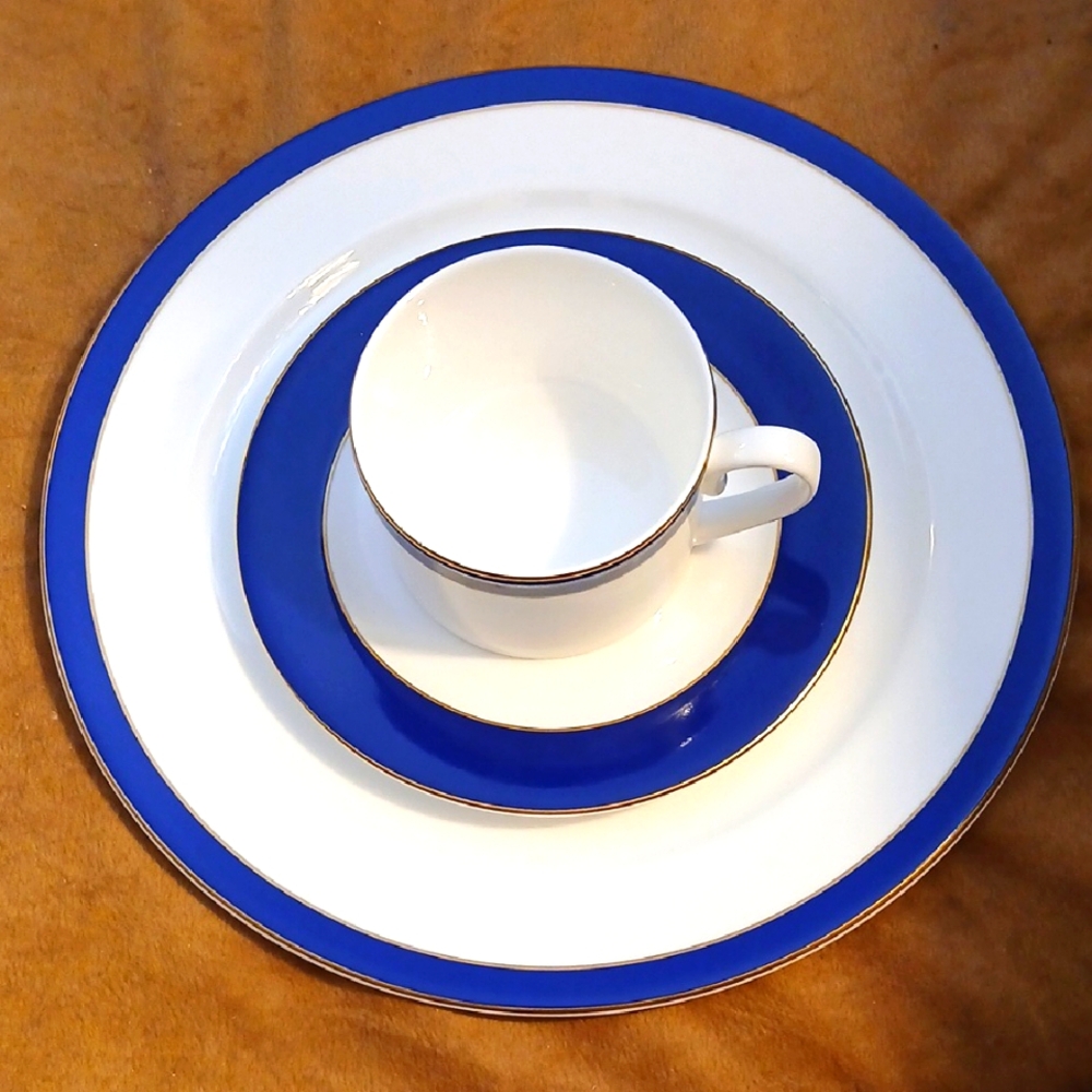 Elegant William Edwards Blue and White, DUKE Dinnerware Place Setting